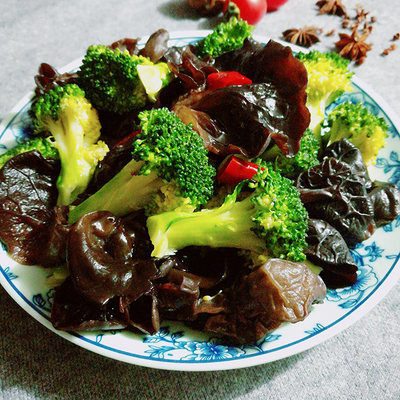 清鮮脆嫩的養(yǎng)生佳品 西蘭花炒木耳，領(lǐng)略蕓苔屬蔬菜的魅力